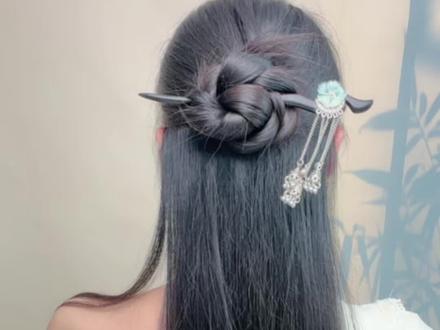 简单温柔国风半扎发🎀 1️⃣根簪子搞定盘发,牢固又仙气,一分钟轻松学会🎉通勤约会都能戴,发型扎对精神百倍!#发簪盘发 #手残党也能学会的发型 #跨年发型 #抖音生活观察计划 #衣问衣答衣帽间