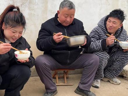 姐妹们今天腊八了,恁都喝腊八粥吗?恁喝的甜的还是咸的?#家乡大锅煮出人间美味 #普通的饭菜都是家的味道 #腊八粥