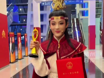 浙江小百花越剧院演员#陈丽君、#李云霄 以标志性业绩直接申报一级演员,现已进入公示期。#主播说新闻