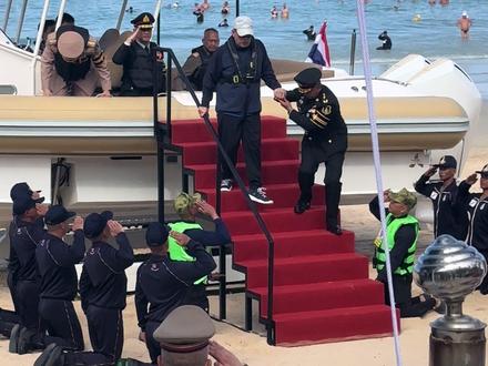 这就是全球最富裕的皇室吗#泰国国王 #皇室