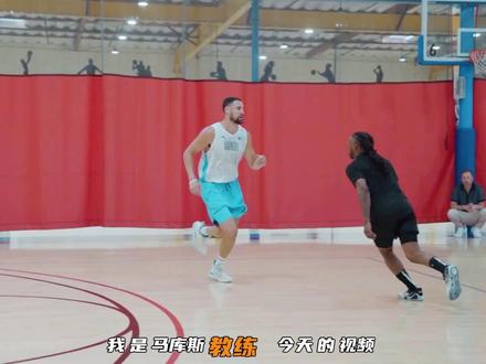 节奏大师:地板流球员如何用球商打爆全场? 谁说跑不快、跳不高就不能打篮球?在这段视频中,马库斯教练将教你如何利用“球商”和“节奏”弥补身体素质的不足。通过欧洲步亮球虚晃、节奏步变速、以及东契奇式的双脚终结技巧,你也能成为球场上最难防守的战术大师。不论你是大龄球员还是地板流射手,这些招式都将改变你的比赛!#篮球教学 #地板流 #篮球球商 #东契奇 #节奏大师