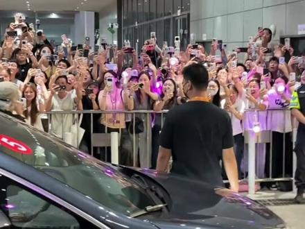 星爷:曾经无数豪车摆在我面前我都无动于衷直到我遇到......#功夫女足 #腾势D9