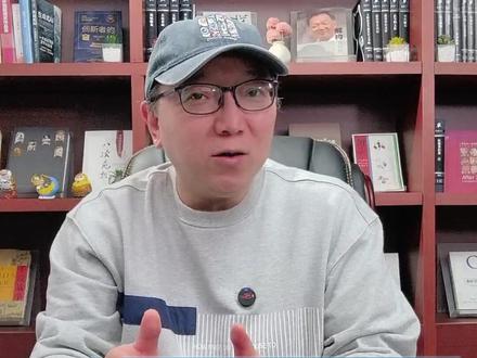 如果美国没有打赢 会付出哪些代价? 伊朗发力袭击油轮和港口。这比互抽嘴巴战术,更让美国进退两难。如果美国不能打败伊朗,代价会非常大。#美伊战争 #波斯湾 #霍尔木兹海峡 #石油 #硬核深度计划