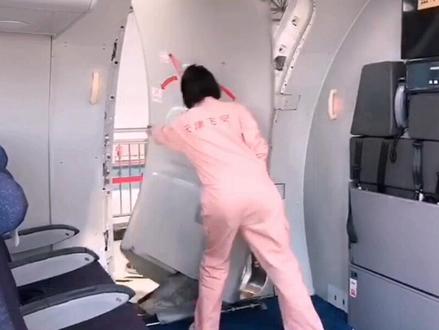 #安全生产#安全生产月 幸福航空积极组织开展各类安全知识培训与应急撤离演练,不断提高安全生产应急水平和应急救援能力。#民航人 #幸福航空