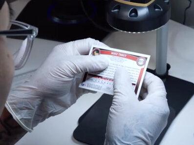 通过The Card Life的镜头,感受评级公司FCG完成一张球星卡评级打分的全过程。大部分机构评级的流程都类似,只是评分标准不同,成为一张完美品相的球星卡收藏是多么的困难#球星卡 #拆卡 #nba球星卡