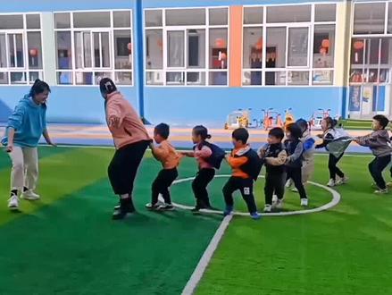 幼儿园小游戏《老鹰捉小鸡》一个很好玩的传统游戏,深受小朋友的喜爱,也是一项很好能体现集体的小游戏,小朋友们能玩得不亦乐乎!
#幼儿园 #儿时记忆 #幼儿教育