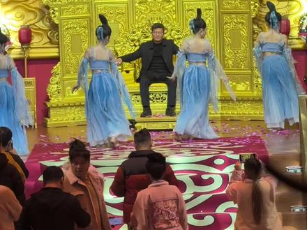 呦,这个大哥动作娴熟呐。#大哥 #庆渝宴 #庆渝宴龙椅舞 #重庆旅游攻略 #打赏