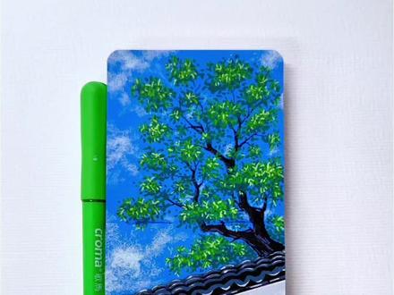 春日·闲情 今日的阳光很好,瓦檐上的影子被拉得很长。我在那一方小小的天地里,偷绘了这一树春意。翠绿是春的信使,湛蓝是天的底色。画完这一刻,我仿佛也坐在了那面白墙下,听风吹过树叶的声音。#丙烯马克笔涂鸦#没点艺术细胞刷不到#艺术种草指南#艺术在抖音#绘画教程