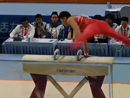 十五运会体操鞍马项目淄博33岁老将闫人鹏摘得银牌。#第十五届全运会 #体操鞍马 #淄博