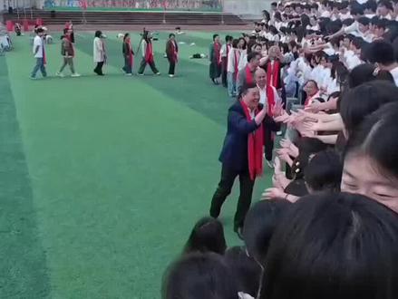 成人礼 怀揣着无比激动的心去拍的毕业照#成人礼 #毕业照 #高三