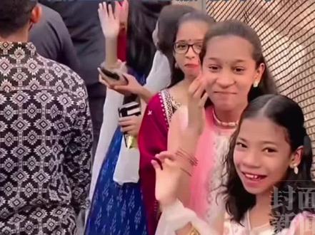 印度版“贾斯汀•比伯”走红,被粉丝投票评为“印度最帅男士”,女粉丝看到他激动尖叫