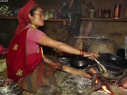 尼泊尔翠花制作纯鸡肉大餐,给孩子们改善生活 #尼泊尔乡村生活 #纪录片 #纪录片解说 #dou来安利纪录片