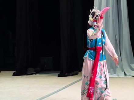 #三意社 《#火焰驹表花 》“为遣情丝赏秋芳…”@侯红琴(福猪儿) 饰演黄桂英,#三意社马路路 饰演芸香。#三意社侯红琴 #秦腔名家名段