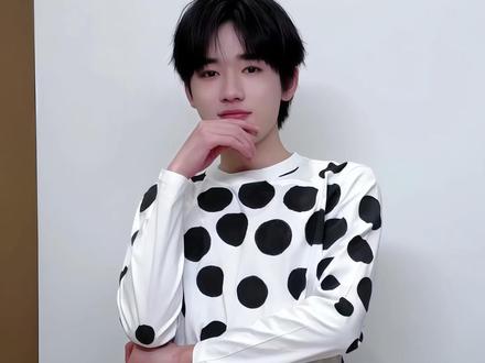 你@宋亚轩的视频他是真看啊! #宋亚轩 #珍珠小子 #00后