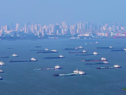 站在长江南通段的江畔,眼前景象确实令人心潮澎湃🔥浩荡江面上,万吨巨轮与内河驳船并肩航行,集装箱船如移动城堡般缓缓驶过,小型货船灵活穿梭其间,汽笛声交织成一首雄浑的工业交响曲。这里不仅是诗句的生动写照,更是中国经济动脉的缩影:
🌊 千帆竞发的密码
黄金水道枢纽:南通地处长江入海口北翼,江面宽度达10公里,形成天然深水良港,年吞吐量超3亿吨,万吨级泊位林立
双循环交汇点:内河船舶载着中西部矿产顺流而下,远洋巨轮满载长三角制造的太阳能板、机电产品驶向全球,每日超500艘商船在此交汇
智能航运革命:电子航道图全覆盖,5G+北斗导航系统精准调度,让传统“百舸争流”进化成数字时代的“矩阵航行”
🚢 震撼背后的产业图景
世界级港口群心脏:南通港通州湾作业区30万吨级航道正在建设中,未来可停泊全球最大集装箱船
绿色航运先锋:LNG动力船、电动货轮比例已达15%,岸电系统覆盖全部码头,江豚重现江面
制造链的毛细血管:每艘驳船承载着周边500公里内光伏组件、家纺、船舶配件等产业集群的脉动
当夕阳为钢铁船队镀上金辉,江风送来柴油与江水的气息,这一刻才真正读懂:所谓“百舸争流”,是14亿人经济体量的具象化奔腾;而“千帆竞发”,恰是这片土地永不停歇的创造力的诗篇。下次您若再来,建议登临狼山俯瞰全景,或夜游观赏灯火通明的“水上不夜城”,定会更深领悟这流动史诗的壮美。
#长江 #南通 #长江航运 #江苏 #航拍最美家乡