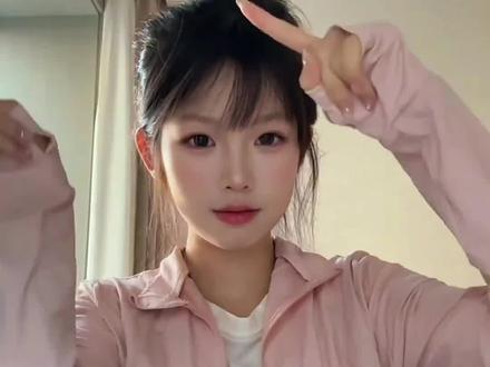 拨开天空的乌云转场 拨开天空的乌云像蓝丝绒一样美丽 爱就一个字手势舞#手势舞变装 #女大学生 #拨开天空的乌云像蓝丝绒一样美丽#剪映