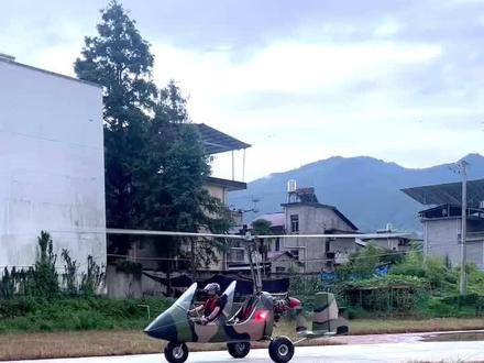 旋翼机就是起飞要跑道,下降可以做到着地即停!它喜欢风,有五六级风它可以做到原地起飞,垂直下降,空中悬停。旋翼是无动力的,它靠的是气流转动而上升 ,所以在空中发动机停车,能安全降落。