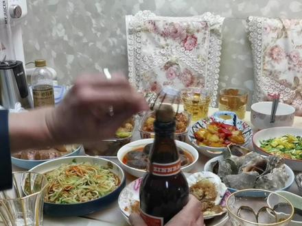 辛巴赫啤酒,本人迄今为止喝过的最贵的一款国产啤酒,六十元左右一瓶。从原料到罐装跨越全球3.14万公里,它是国产精酿,中国第一个在国际顶级精酿啤酒赛上首获金奖的ZINNBACH(英雄) 音译“辛巴赫”#故事与酒 #微醺