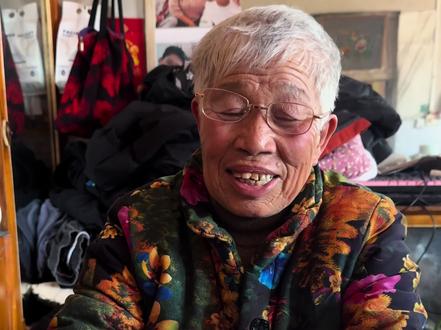 看看奶奶画的大雄,奶奶画了一个10岁和40岁的大雄