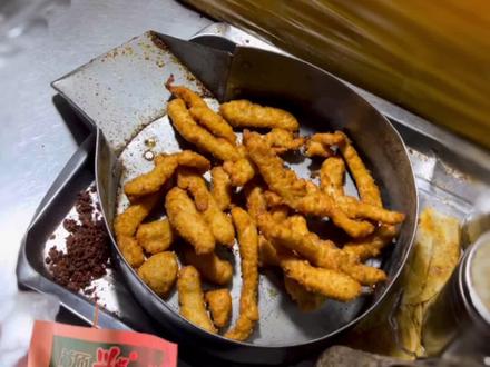 不知道为什么从路上看见绿鸟鸡柳就会忍不住要去买一份#抖音美食推荐官 #跟着宋小糖吃吃吃 #街边小吃 #绿鸟鸡柳 #济宁美食