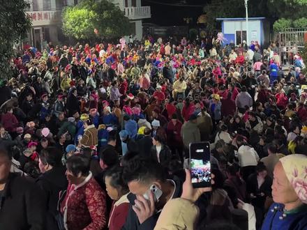 龙宝宝说很欣慰看到蜜蜂哥家乡人民的热情,蜜蜂哥回家了就是眼里总是有沙子@荒野蜜蜂哥阿乐 @老六荒野院长(张家界七星山骆驼杯) @大宋(老六荒野主播) @老六荒野