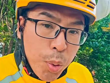 外卖小哥外卖骑手能加入工会吗?怎么加入? 外卖骑手、快递小哥,工会大门为你们敞开!医疗互助、欠薪维权、技能培训、消费折扣,还有心理咨询、金秋助学、评优评先……十大硬核服务,专为新就业形态劳动者定制。无论众包还是专送,都能加入。在“云岭职工”APP,一键入会,找到组织,娘家人为你撑腰!快转给跑单的兄弟。#外卖小哥 #加入工会 #工会 #外卖员 #外卖骑手