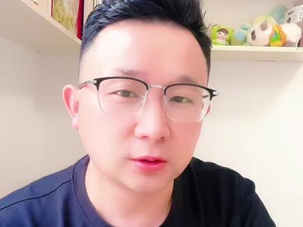 黑子黑不倒,商战打不倒 宇辉的成功在于他真正的为消费者着想,是真的希望自己的消费者好,从选品到售后,每个环节都在力图做到最好,坚守健康底线,制定高于国标检测的要求,这份坚守并非刻意营造人设,而是立足长远发展的远见,也是深耕行业的底气所在#董宇辉 #与辉同行 #董宇辉拥有暖评最多的评论区