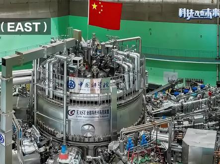 中国工程院院士、“人造太阳”实验装置负责人李建刚登上总台“科晚”,立志“一定要让一盏灯被聚变所点亮,这盏被聚变点亮的灯,一定、必须要在中国。”如今在合肥的科学岛上,中国科学院合肥物质科学研究院等离子体所的研究人员已经建造了我国自主设计的“人造太阳”实验装置,2021年,EAST两次刷新世界记录,实现了可重复的1.2亿摄氏度101秒、7000万摄氏度1056秒的等离子体运行。
2022年3月26日,由李建刚总负责的聚变堆主机关键系统综合研究设施(CRAFT)园区交付启用,该设施将是国际聚变领域参数最高、功能最完备的综合性研究平台,为聚变工程堆核心部件的研发和聚变工程堆的建设保驾护航。
自从远古以来,中国人的祖先就有“夸父逐日”的梦想,在这里,今天的聚变人开始把聚变研究变成工程实践的第一步。李建刚院士相信中国聚变人一定会跟世界的其他同行一起,共同点亮聚变的第一盏灯。努力通过可控核聚变实现人类的“终极能源”。