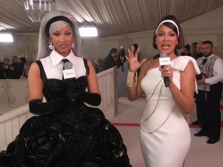 #2023年metgala 红毯上,Cardi B身着中国时装设计师陈鹏所特别定制的礼服出场。令人联想起CHANEL男士手袋质感的黑色山茶花铺满整个裙摆,而上半身则是以黑白领带的经典Karl搭配致敬Karl Lagerfeld。走过最令#CardiB 期待的#metgala 红毯环节,她已经迫不及待停下观看大家都是如何诠释这一主题的了!#VOGUE直击MetGala #chenpeng