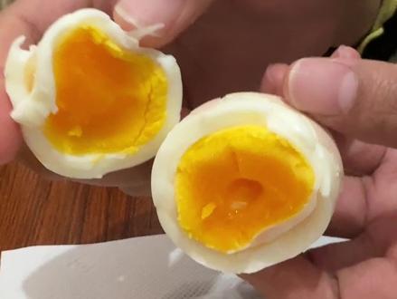 白煮蛋
最近老是推白煮蛋给我看
看得我好想吃
就动手实验下了
果然蛋神就是蛋神
9分12秒煮出来的蛋可真好看
就是不知道我另外几个
为啥到锅里面就烂了呢
#蛋神 #白煮蛋 #鸡蛋的神仙吃法