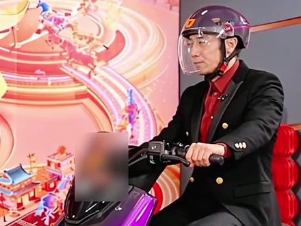 强烈建议撒贝宁今年春晚戴头盔! #撒贝宁马年不戴头套戴头盔 #撒贝宁 #撒贝宁御剑飞行初体验#范十三探班撒贝宁展示绝活#范十三和他的科技武侠梦