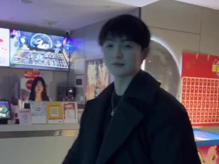 ❤️🔥《欢迎djACE携爱妻杨思远莅临本网咖》❤️🔥两个人去上网也这么爱胡闹@ACE ⁴¹⁸(12号年度比赛) @DJ ACE @杨思远⁹⁷⁹(12号地区决赛) #djace #杨思远 #情侣日常 #直播录屏分享 #快来围观