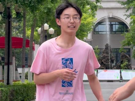 高考首场考试结束,第一名考生出场自信满满!#安阳 #遇见最美安阳2024 #2024高考 #努力 (安阳融媒记者:朱琨 大川)