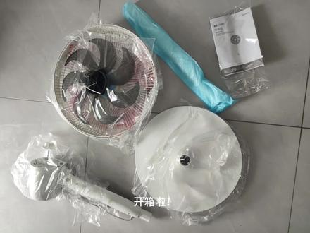 开箱啦!美的SAC35BR电风扇包装严实无破损,拆开后配件齐全,安装过程超简单,几分钟就能搞定。机身质感在线,自带遥控器,躺沙发或床上就能轻松开关调档,不用起身折腾。多档风力可调,柔风模式吹着舒服不生硬,久吹也不头疼,运行噪音极低,完全不影响看书和休息。最贴心的是可拆卸设计,清洗特别方便,扇叶拆洗毫无压力,打理起来省时又省心。颜值百搭不占地,还特别省电,夏天有它清爽又安心,开箱体验超棒,必须推荐!#100个家的餐桌故事 #美的可拆洗风扇