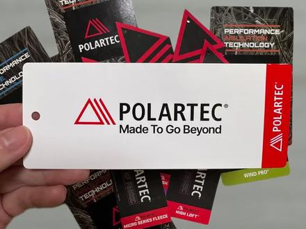 现在市面上一共有三种吊牌,白色是最近的,小三角是存量最多的,长方形吊牌很少见了,大家可以看下自己的吊牌是不是正品。#polartec #抓绒 #户外装备#vlog十亿流量扶持计划 #青年创作者成长计划