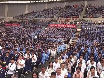 跟我们一起 回到童年吧!🤩 #青岛大学2026届毕业典礼 毕业之前在青大最后当一次小孩🧒🏻👧🏻官方视角横屏小视频《童年回忆》喜羊羊+开心超人 来啦!😚最甜最萌两位搭档@听听 @咚 #动画片 #歌曲串烧#我们的毕业BGM #人生最好时光都有BGM