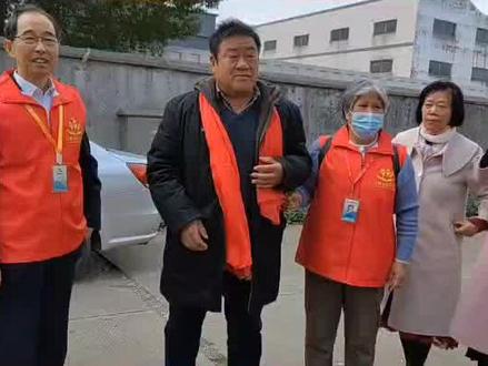 #热门 2022年3月6上午,宜兴市高塍镇江南新村江云祥全家,满怀期待地等待着阔别60多年的弟弟回家。等待的过程中,兄弟二人一直坐立难安,时不时便走到路口去看看。10点10分,李世英在志愿者的陪同下来到大哥家。
“哥哥!我回来了!”看见哥哥和弟弟妹妹,66岁的李世英眼里噙满了泪花。大哥江云祥含着泪水地说:“弟弟,你终于回来了!我们一直都念着你!可惜父亲走得早!”李世英与兄妹一一拥抱,喜极而泣。
1960年初,家里已经是揭不开锅,某日,母亲带着五岁的李世英去上海,把他放在闸北区,看见有人抱走儿子,她就含泪回来了。回忆起往事,大哥江云祥不禁红了眼眶。“当时全国都在闹饥荒,家里实在困难,父母迫不得已才把弟弟送走。”被上海孤儿院收养之后,李世英辗转被山西养家爷爷李扎根收养,开始了全新的生活。多年来,他虽然知道自己是从上海来到山西,却记不清家乡在哪里?
江云祥一家也一直记挂着弟弟。“后来,家里条件好转后,父母也曾去上海等地寻找,但一直没有音信。”直到上个月底,江阴寻亲志愿者,发现李世英和江云泽之间的信息完全吻合,最后在DNA技术手段的验证下,确定李世英就是徐海凤离散多年的儿子(江云华)。