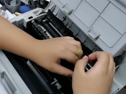 小师傅开始解决三星2161出纸后半部分有点卷的问题