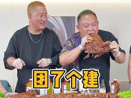 工作时全力以赴,聚餐时热情奔放,阳光正好 ,不负时光,一起吃饭一起胖,一起上班一起嗨,加油!#冤总vlog #员工餐吃出花样 #跟着抖音学做菜