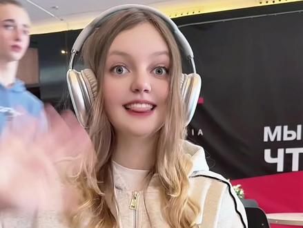 给外国美女听中文曲子 你们觉得哪首更好听?#喜欢你#灰色轨迹#冷雨夜#海阔天空#街头采访