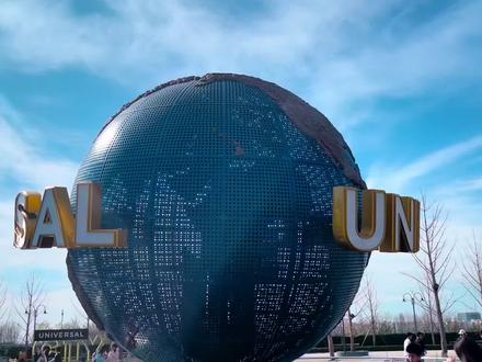 带5岁小孩儿勇闯环球影城,暴走2万步零哭闹!真实低幼攻略+隐藏玩法今日大放送👇
低幼崽崽大型游乐场zui怕三件事儿:
1.排大队
2.身高限制
3.胆小星人
解决掉这三件事儿,体验感翻倍飙升。
⚠️划重点:
1️⃣身高102cm=开挂通行证
(很多项目可解锁✅侏罗纪/火种源/小黄人直接冲)
2️⃣ 3大痛点破解术
排大队👉折叠板凳+错峰路线
3️⃣老母亲省血秘籍
折叠板凳和推车(排项目时解放双手)
自带空水壶(园区接直饮水无限续杯)
APP看排队时间(超过30分钟直接放弃)
纪念品憋住!出口商店一站式收割
4️⃣隐藏彩蛋
比如游客中心的贴纸/小黄人好看的爆米花桶/哈利波特橱窗魔杖的大型空气施法现场/
带着这篇攻略,别顾虑,天儿暖了,带你的崽崽来环球开启探险之旅吧。
#dou出你的私藏景点 #亲子游玩好去处 #环球影城攻略 #北京环球影城攻略 #环球影城攻略一日游