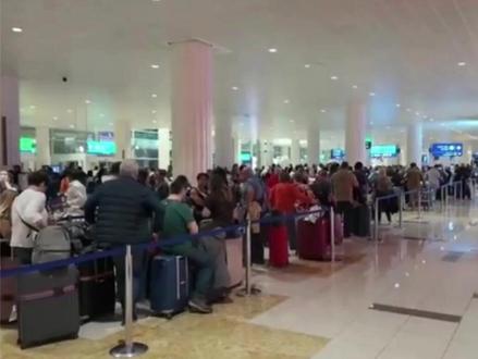 中东多国领空关闭,迪拜、多哈机场大量游客滞留! #迪拜 #航空