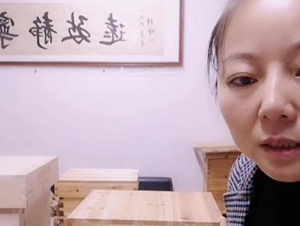 妙泓蜂箱姐: 中蜂双王GN箱。规格41✘37,板厚2公分,底高18.4,继箱高16。配铁沙盖,隔王板,大小隔板3块,12个巢框。双层包邮162,桐油的170,三层包邮196,桐油204