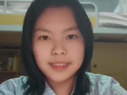 选科不迷路,学长来指路 学长说选科|政史地选科学姐选科指导
选科的本质不在于文理科的利弊,而在于选择一种与自身天性契合的看待世界的方式。
若对学科无明显偏好,建议采用逆向思维,先确定未来想从事的职业与专业,再反推对应的选科要求。
文科学习绝非简单的死记硬背,其核心难度在于构建逻辑思辨能力,并对复杂世界产生深刻的洞察与理解。
在AI时代,文科教育培养出的情感、审美、价值观及创造力,反而成为了现代人不可替代的核心竞争力。
文科选择并非逃避困难,而是一种深度的生活方式,旨在教会我们在追求速度的时代慢下来思考与感受。