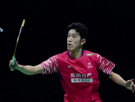 小将委以重任!胡哲安一单出战,双俊组合二双 —— 2026亚团赛男团决赛对阵出炉
2026年2月8日(星期日)18:00,2026亚洲羽毛球团体锦标赛男团决赛将在青岛国信体育馆打响,中国队迎战日本队,争夺本届赛事冠军。值得关注的是,中国队在决赛中做出关键变阵:19岁小将胡哲安临危受命,顶替王正行出任第一单打,首次在如此高规格的团体赛决赛中担当一单重任。王正行则在连续高强度作战后获得轮休。教练组继续派出05后小将组合陈俊廷/刘峻荣担任二双,不仅体现了对这对年轻组合的高度信任,更可视为一种颇具战略眼光的“奇兵”部署。
2026亚团赛男团决赛对阵(中国 vs 日本)
一单:胡哲安 vs 田中涌士
一双:何济霆 / 任翔宇 vs 熊谷翔 / 西大辉
二单:朱轩辰 vs 渡边航贵
二双:陈俊廷 / 刘峻荣 vs 野村拓海 / 霜上雄一
三单:董天尧 vs 冲本优大
作为汤尤杯亚洲区资格赛,本届亚团赛也是中国羽毛球队新老交替、锻炼新人的重要舞台。此番胡哲安被委以一单重任,既是对其实力的认可,也彰显了国羽着眼洛杉矶奥运周期的战略布局。#羽毛球 #亚洲羽毛球团体锦标赛 #胡哲安 #任何组合 #董天尧