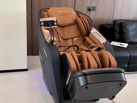 终于对松胜按摩椅下手了,结果就是……😅
入手松胜S730按摩椅,还有谁买么?
之前很讨厌挑选大件,觉得做功课辛苦而且容易踩坑。这次是家里人强推这个,耐不住只能买来试试,因为刚好这个有大件运费险,不好就能退掉
目前这个大家伙还在我家,给大家一个反馈参考下:
手先!千万不要买那种不能送到家里的!!
这个730可能因为是时空系列高端版,我觉得真的不轻。当然问了ke服,说只有那种便宜塑料才会轻,这里面都是金属骨架,所以有点重量的。好在这家帮忙安排了送货入户,快递小哥还帮忙拆了外包装,否则一个女生去搞确实有点搞不来…
然后,这按摩头都是温热的(官网叫风火轮4DMax按摩机芯,自带加热玉石按摩头),我问了一下还是今年新款刚加的:自带加热,温温热热地放松肌肉,完全不像生按那么疼,舒服又解乏。
其次,双推杆设计可以让全身都能舒展开。
超爱它的泰式拉伸,从小腿到后背都能照顾到,按完浑身轻松。
家里有猫咪或者小宝的,也可以选这个:皮质好打理,耐刮不容易破损,关键0醛(我还特地看了ta的检测报告!!)用着安心。现在它已经成了我家的C位家具,每天都想躺平半小时~
#松胜 #松胜按摩椅 #松胜S730 #按摩椅推荐家用 #按摩椅