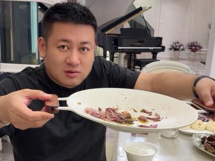 本想录个烤肉视频,结果一转身吃的差不多了😄魁哥的良言忠告“铁烧红了千万别用手拿”笑死我了😄 #老把头和老解 #这什么玩意 @罗凤魁