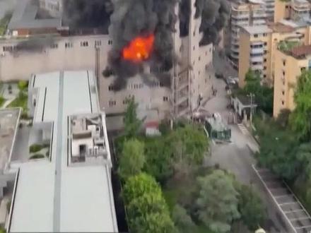 【#一栋大楼的消防漏洞竟有这么多 】#央视披露自贡九鼎大楼重大火灾事故 野蛮施工致超市仓库起火,火势自百货大楼负1层蔓延至5层仅用2分钟,消防员从起火建筑内搜救转移出91名被困人员,其中,16人遇难,39人受伤,过火面积5929平方米。火灾为何快速蔓延?央视调查还原四川自贡九鼎大楼“7•17”重大火灾事故细节。