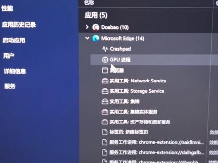 电脑安装Edge浏览器,不开这个设置,损失89%内存 1. 多进程隔离(最核心原因)
Edge 不会把所有内容塞在一个进程里,而是拆成:
标签页进程:每个标签页 / 网站一个独立进程
GPU 进程:负责渲染页面、视频、动画
实用工具进程:集锦、网络服务、存储服务等
扩展进程:每个安装的扩展单独占一个进程
沙箱进程:安全隔离,防止恶意代码扩散
✅ 好处:一个页面崩溃不会拖垮整个浏览器,安全性极高
❌ 坏处:进程数多,内存累加起来就很夸张
2. 预加载与后台唤醒
启动增强:Windows 开机时 Edge 就会预加载部分核心组件,加快启动速度
后台运行:关闭浏览器后,扩展、通知、同步服务还会在后台运行
预连接 / 预渲染:提前加载你可能点击的链接,让浏览更快
3. 现代网页本身就重
现在的网页不是纯文本,而是:
大量高清图片、视频、WebGL 3D 效果
复杂的 JavaScript 脚本(比如电商、社交、直播网站)
广告、追踪脚本、第三方插件
这些都会让单个标签页轻松占用几百 MB 内存。
4. 扩展与附加功能
每装一个扩展(广告拦截、密码管理器、翻译等),都会新增一个或多个进程
内置功能(集锦、阅读列表、侧边栏工具)也会启动专属服务进程。
对比:Chrome、Edge 这类 Chromium 浏览器内存占用都高,Firefox 会稍好一些,但功能和兼容性会打折扣。
#电脑知识
#windows
#电脑优化 #edge浏览器