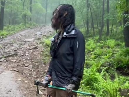 谁能想到一场越野赛事,硬生生把大哥历练成深山野人#巴图鲁关门山越野赛 #搞笑#离谱#越野